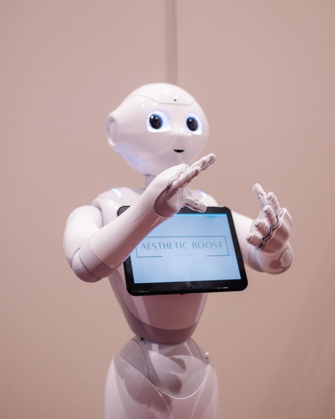 The Pepper robot, the first steps in the world of medical aesthetics with Dr. Elena Martin