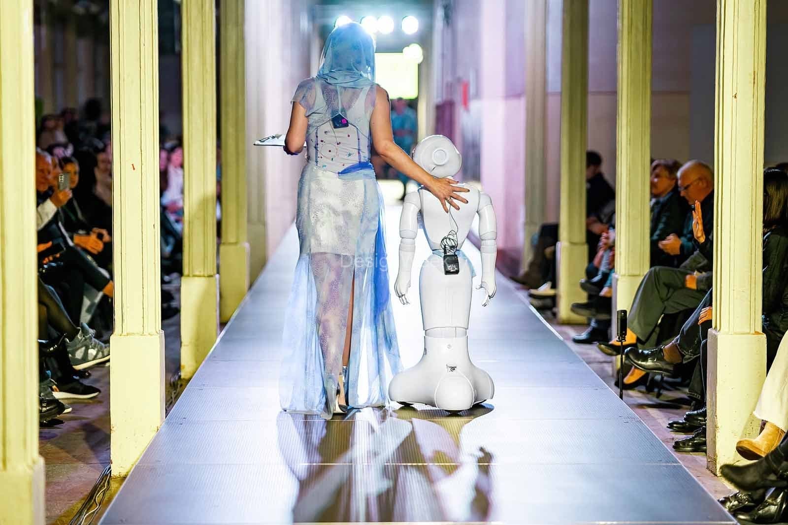 Pepper on the catwalk at Design Week Sfântu Gheorghe. How we integrated a humanoid robot into a SOLD OUT fashion show